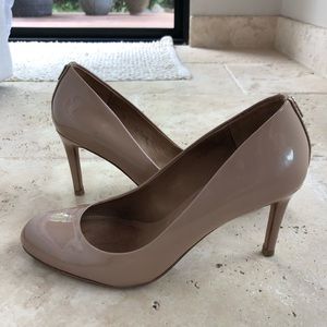 COACH Pumps Closed Toe in Nude Patent Leather